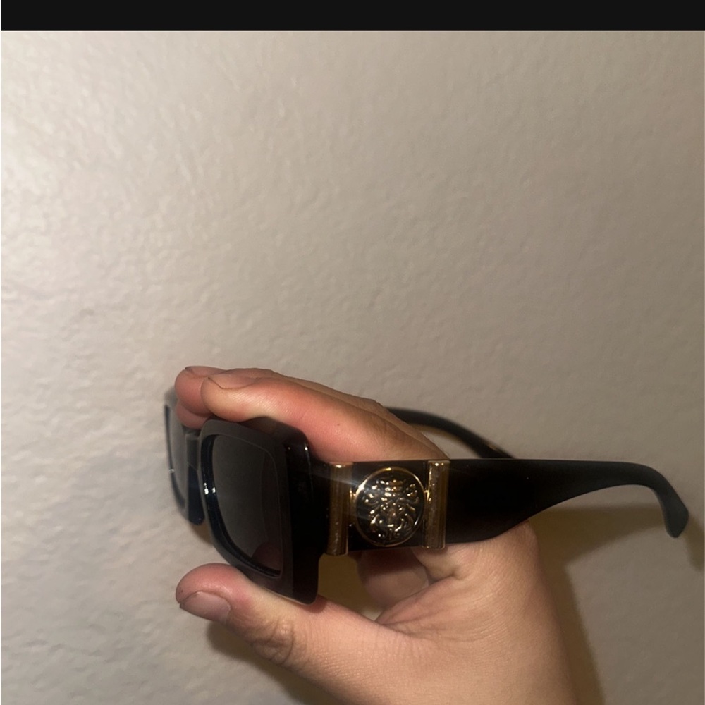 Im selling nice sunglasses 🕶️